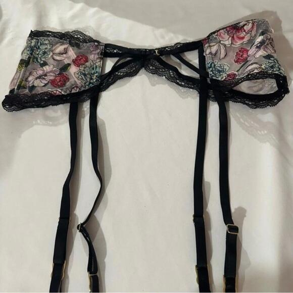 Victoria Secret Very Sexy Wild Rose Garter - Picture 1 of 6